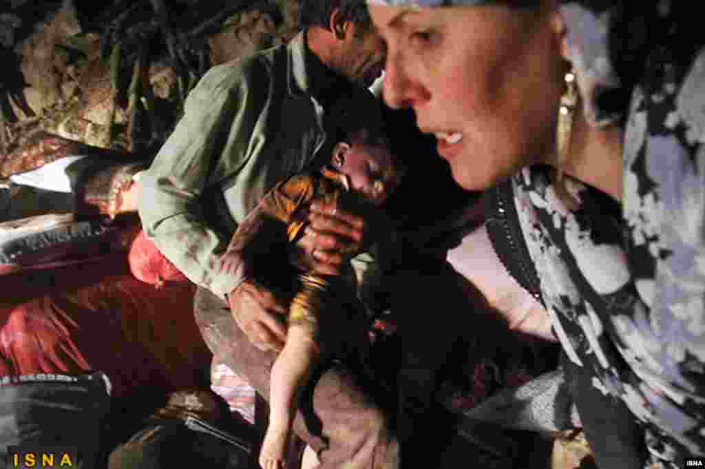伊朗西北部的瓦尔扎甘镇营救人员搜寻房屋塌陷下的灾民