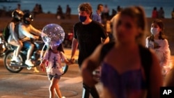  La gente camina cerca del mar en Montevideo, Uruguay, el sábado 12 de diciembre de 2020. Los casos de COVID-19 aumentaron drásticamente en las últimas semanas en Uruguay. [Foto: AP]