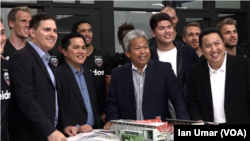 Erick Thohir hadir dalam acara kick-off pembangungan stadion baru D.C United pada awal pekan ini (26/06), bersama kakaknya Boy Thohir, serta mitra investor, undangan dan seluruh anggota tim sepakbola. (Foto: VOA / Ian Umar)