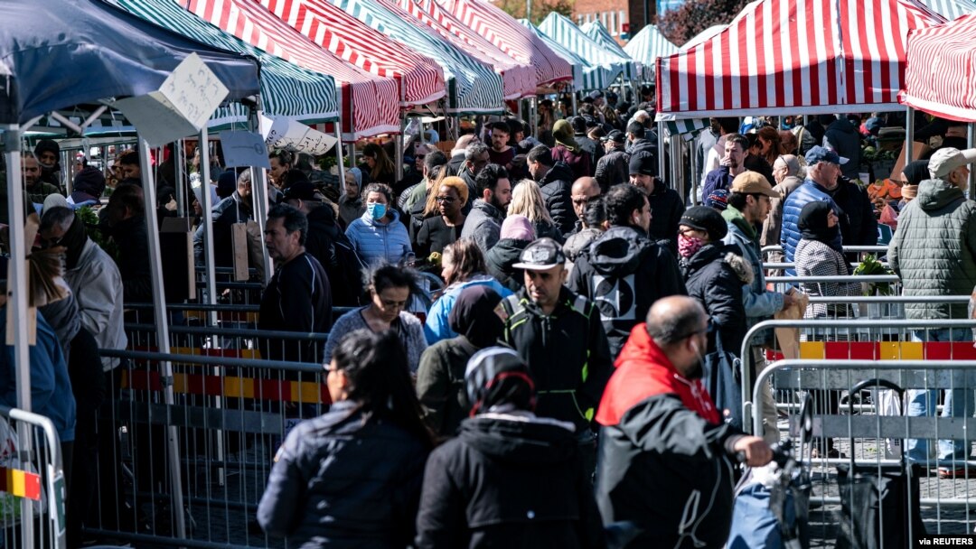Người dân Thụy Điển mua rau tại chợ Mollevangstorget, ở Malmo, Thụy Diển ngày 25/4/2020.