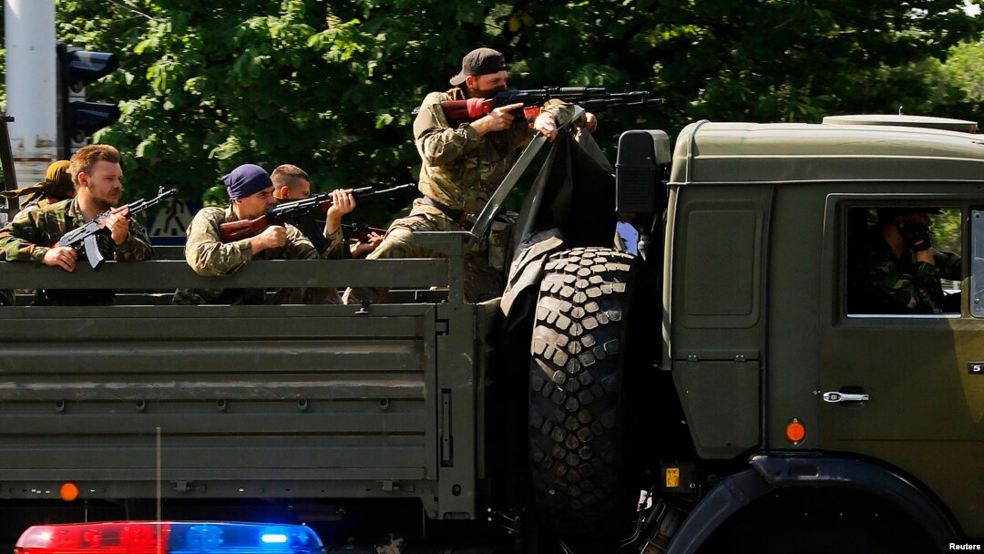 Militan pro-Rusia menggunakan truk militer untuk menyerang pos pemeriksaan di bandara kota Donetsk, Ukraina timur (26/5).