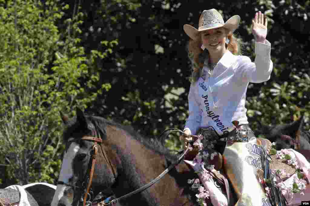 Hoa hậu Rodeo Pennsylvania 2016 Alana Roth. Tổ chức Hoa hậu Rodeo của Mỹ trải dài khắp đất nước, trong hơn 60 năm qua, Hoa hậu Rodeo đã quảng bá và thúc đẩy môn thể thao Rodeo (Bắt bò kiểu Mỹ) và cuộc sống miền tây.