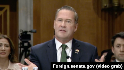 美国常驻联合国代表华尔兹在美国会参议院外交关系委员会听证会上阐述美国为推动联合国改革所做的努力与优先事项。(2026年4月15日)(图片来源：参院听证会网络截屏)