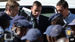 Oscar Pistorius est conduit hors de la cour à Pretoria, Afrique du Sud, le mardi 21 octobre 2014. (AP Photo)