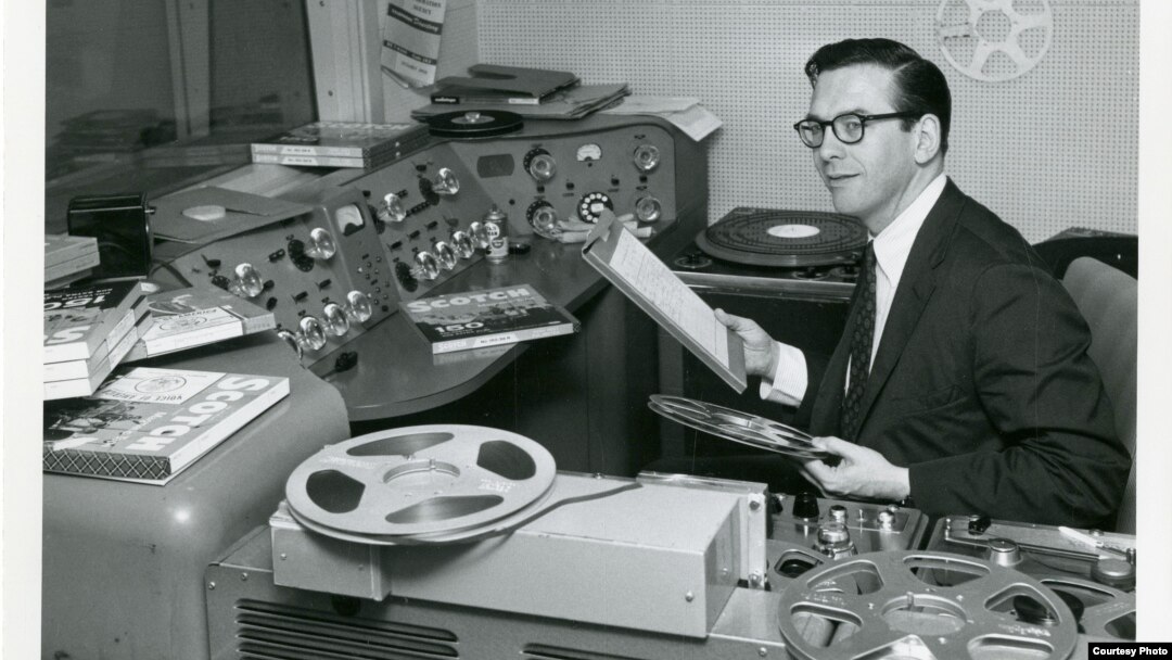 Radio voditelj Glasa Amerike Vilis Konover u svom studiju. Foto: Kolekcija Vilis Konover, Muzička biblioteka Univerziteta Severnog Teksasa 