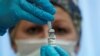 Una enfermera prepara la vacuna rusa Sputnik-V para el coronavirus en una etapa de pruebas en Moscú el 17 de septiembre de 2020.