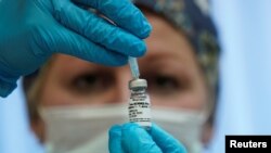 Una enfermera prepara la vacuna rusa Sputnik-V para el coronavirus en una etapa de pruebas en Moscú el 17 de septiembre de 2020.