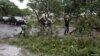 Miembros de la Guardia Nacional quitan ramas de árboles de una calle después de que el huracán Grace tocó tierra en la península de Yucatán, en Mérida, México, el 19 de agosto de 2021.