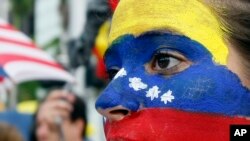 Los venezolanos ven con preocupación el deterioro de la situación en su país.