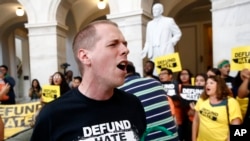 Manifestantes se congregan en el Capitolio en Washington para protestar contra las políticas fronterizas y de inmigración del gobierno, el 25 de junio del 2019. (AP Foto/Patrick Semansky)