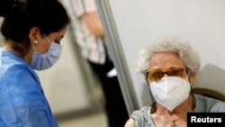 Una anciana recibe la vacuna contra COVID-19 en Buenos Aires, Argentina, el 22 de febrero de 2021.