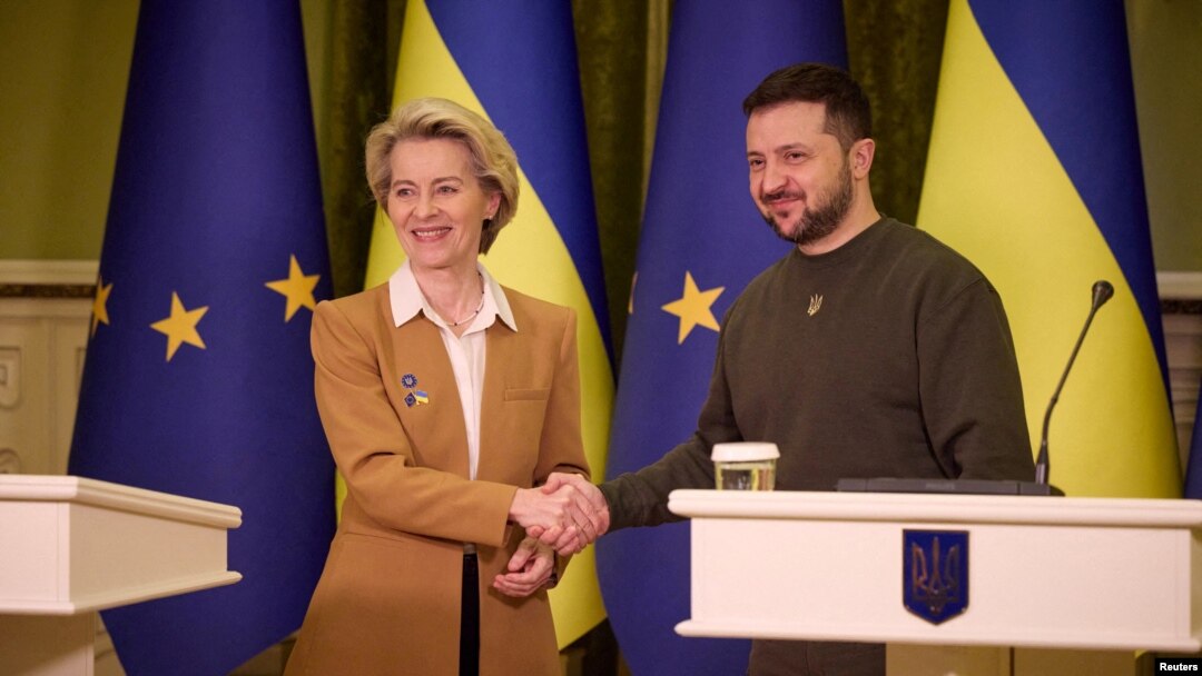 Predsednica Evropske komisije Ursula fon der Lajen sa ukrajinskim predsednikom Volodimirom Zelenskim na konferenciji za novinare u Kijevu (Foto: Ukrainian Presidential Press Service/Handout via REUTERS?