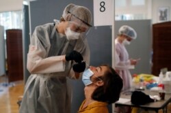 Una enfermera practica una prueba de COVID a un paciente en París, Francia. Aunque los casos en Europa y en otros países han disminuído, el coronavirus sigue presente y las autoridades advierten que no desaparecerá pronto.