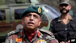 Indian army commander Lieutenant General Sanjiv Chachra addresses a news conference in Srinagar, Oct. 8, 2013. 
