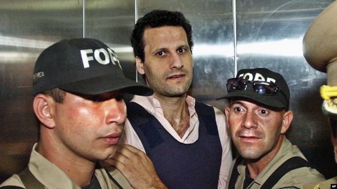 Assad Ahmad Barakat, warga Lebanon, dikawal ketat pihak berwenang saat akan disidang di pengadilan Asuncion, Paraguay, 17 November 2003. (Foto: dok). 
