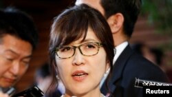 日本新防卫相稻田朋美引人注目