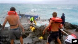 Warga berupaya menyelamatkan penumpang kapal yang terhempas di sekitar pulau Christmas di Australia (Foto: dok). Pihak berwenang Australia telah menghentikan pencarian korban tenggelamnya kapal pengangkut sedikitnya 55 pencari suaka, yang tenggelam di dekat pulau ini, Minggu (9/6).