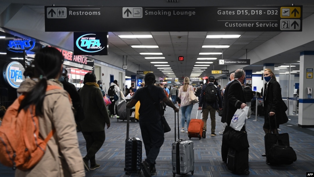 En la foto de archivo se ven a pasajeros caminando por una terminal abarrotada en el aeropuerto internacional de Dulles en Dulles, Virginia.