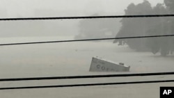 Un contenedor flota en el crecido río Marikina tras unas lluvias del monzón agravadas por el tifón Gaemi, que permanecía en el mar, el miércoles 24 de julio de 2024 en Manila, Filipinas.