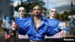 Marvin Pleitez, conocido drag queen "Lady Drag", toma acción performática en una manifestación antigubernamental en San Salvador, El Salvador, el 12 de diciembre de 2021.