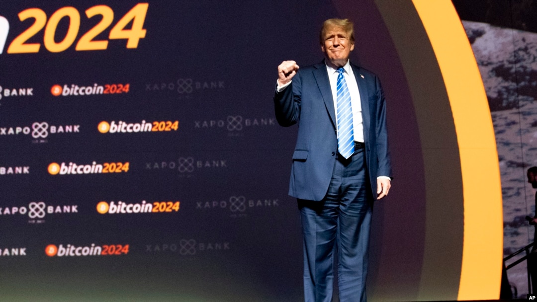 Republikanski predsednički kandidat Donald Tramp govori na Konferenciji Bitkoin u Nešvilu, u saveznoj državi Tenesiju, 27. jul, 2024. (Foto: AP/Alex Brandon)
