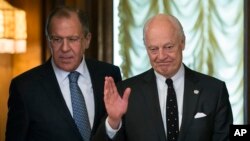 Le ministre russe des Affaires étrangères Sergueï Lavrov, à gauche, et Staffan de Mistura, envoyé spécial de l'ONU pour la Syrie, à Moscou le 3 mai 2016.