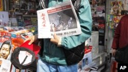 一名男子出示最新一期出版的《南方周末》