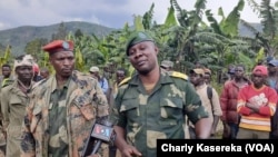 Mokambi ya moko na mangomba ya ba Mai Mai Nyatura, Jovial Dusase oyo amibengaka Général Delta pembeni ya molebeli ya misala Sokola 2 ya ba FARDC, major Ndjike Kahiko, na Masisi, Nord-Kivu, 25 décembre 2019. (VOA/Charly Kasereka)