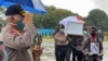 Pangdam XVII/Cenderawasih Mayjen TNI Herman Asaribab dan Kapolda Papua Irjen Pol. Paulus Waterpauw ikut menerima tiga jenazah personel Polri dan dua korban luka-luka di Pangkalan Udara Silas Papare, Sentani, Jayapura, Papua, Minggu, 12 April 2020. (Foto: 