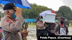 Pangdam XVII/Cenderawasih Mayjen TNI Herman Asaribab dan Kapolda Papua Irjen Pol. Paulus Waterpauw ikut menerima tiga jenazah personel Polri dan dua korban luka-luka di Pangkalan Udara Silas Papare, Sentani, Jayapura, Papua, Minggu, 12 April 2020. (Foto: 