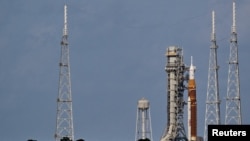 موشک سامانه پرتاب فضایی آرتمیس۲ و فضاپیمای اوریون در سکوی پرتاب ۳۹B، در آستانه پرتاب؛ مرکز فضایی کندی واقع در ایالت فلوریدا، ایالات متحده - ۱ آوریل ۲۰۲۶