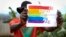 Fin mai, le président Museveni a promulgué une loi anti-homosexualité qui prévoit de lourdes peines pour les personnes ayant des relations homosexuelles et faisant la "promotion" de l'homosexualité.