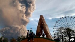 Erupsi gunung berapi Taal di Tagaytay, provinsi Cavite, selatan Manila, Filipina, menyemburkan asap dan abu vulkanik, 12 Januari 2020.