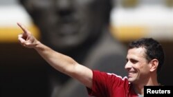 A suspected Chinese fishing vessel that got stuck on a protected reef in the Philippines, April 8, 2013. (Philippines Navy) 