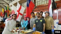 Ahmed Abdul Moiz bersama teman-temannya di perguruan tinggi Institut Teknologi Michigan.