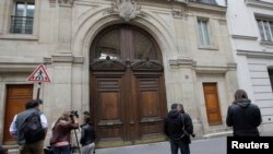 谷歌公司在法国巴黎的总部受到警方搜查的时候，记者们在总部外面(2016年5月24日)