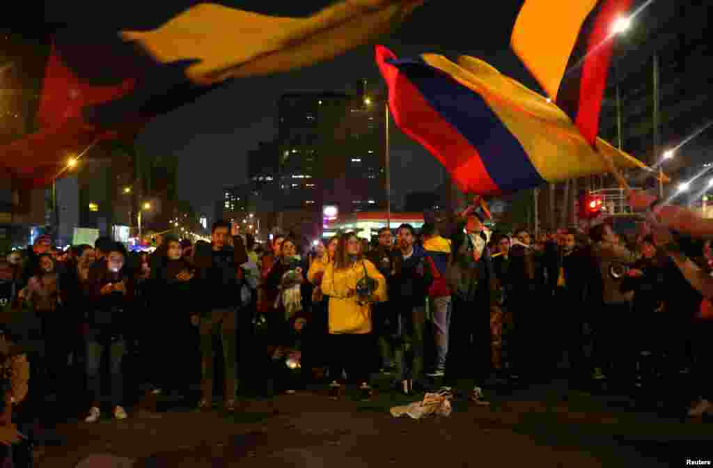 Manifestantes ondean banderas colombianas durante una protesta en el Parque Hippies, mientras continúa una huelga nacional en Bogotá, Colombia, el 23 de noviembre de 2019. REUTERS / Luisa González.