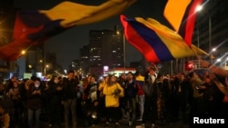 Manifestantes colombianos ondean sus banderas durante la jornada de protestas contra el gobierno del presidente Iván Duque. REUTERS