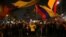 Manifestantes colombianos ondean sus banderas durante la jornada de protestas contra el gobierno del presidente Iván Duque. REUTERS