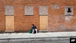 Un vecino de la ciudad de Chicago, Illinois, sentado frente a un edificio abandonado, el pasado 12 de mayo.