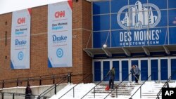 Trabajadores limpian la nieve frente a la Universidad Drake en Des Moines, Iowa, el 13 de enero de 2020, en anticipación al debate de aspirantes demócratas a la nominación presidencial previsto para el martes, 14 de enero de 2020.