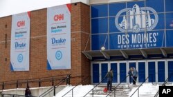 Para pekerja membersihkan salju di luar gedung Drake University, di Des Moines, Iowa, 13 Januari 2020, menjelang penyelenggaraan Debat terakhir Capres AS dari Partai Demokrat.
