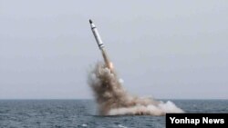 북한이 28일 잠수함 탄도미사일(SLBM)을 시험발사했으나 실패한 정황이 포착된 것으로 알려졌다. 사진은 지난 5월 북한이 전략잠수함에서 탄도탄수중시험발사라며 보도한 장면.