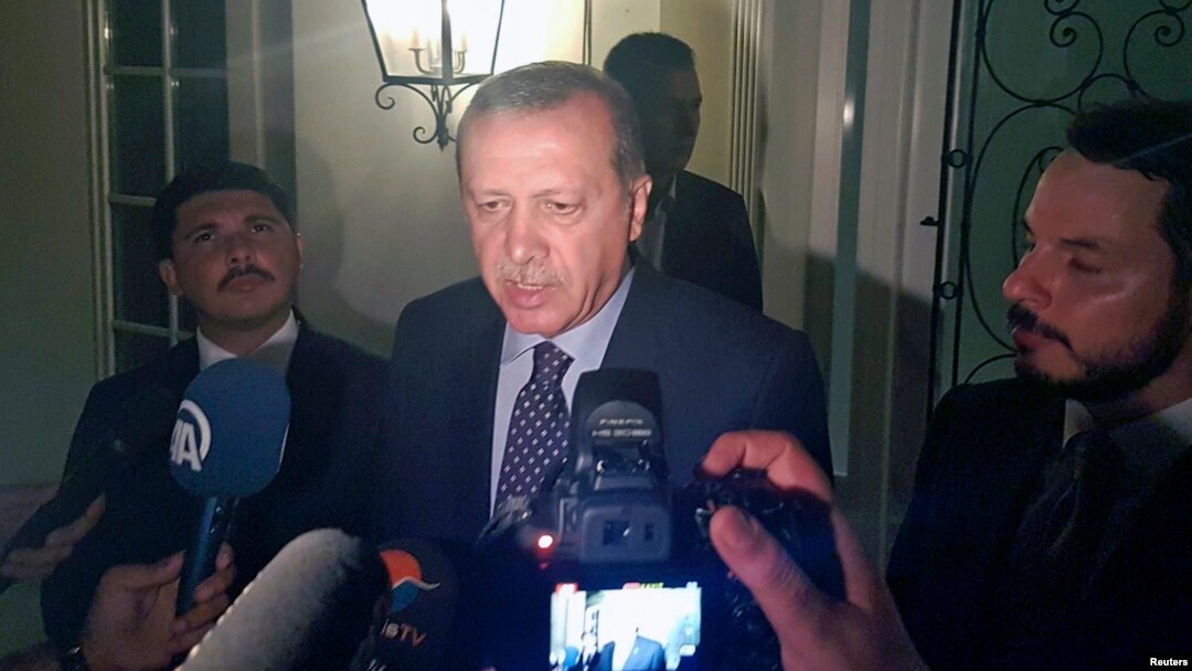 Erdogan u razgovoru sa turskim medijima posle pokušaja vojnog puča, u letovalištu Marmaris