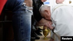 El Papa Francisco besa el pie de un recluso en la prisión juvenil de Casal del Marmo durante su visita para un servicio de lavado de pies, en Roma, Italia, el 6 de abril de 2023. Vatican Media/REUTERS 