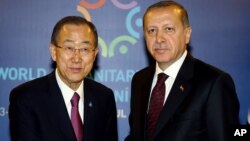 Babban Sakataren MDD Ban Ki-moon da Shugaban Turkiya Erdogan a wurin taron koli na duniya akan 'yan gudun hijira