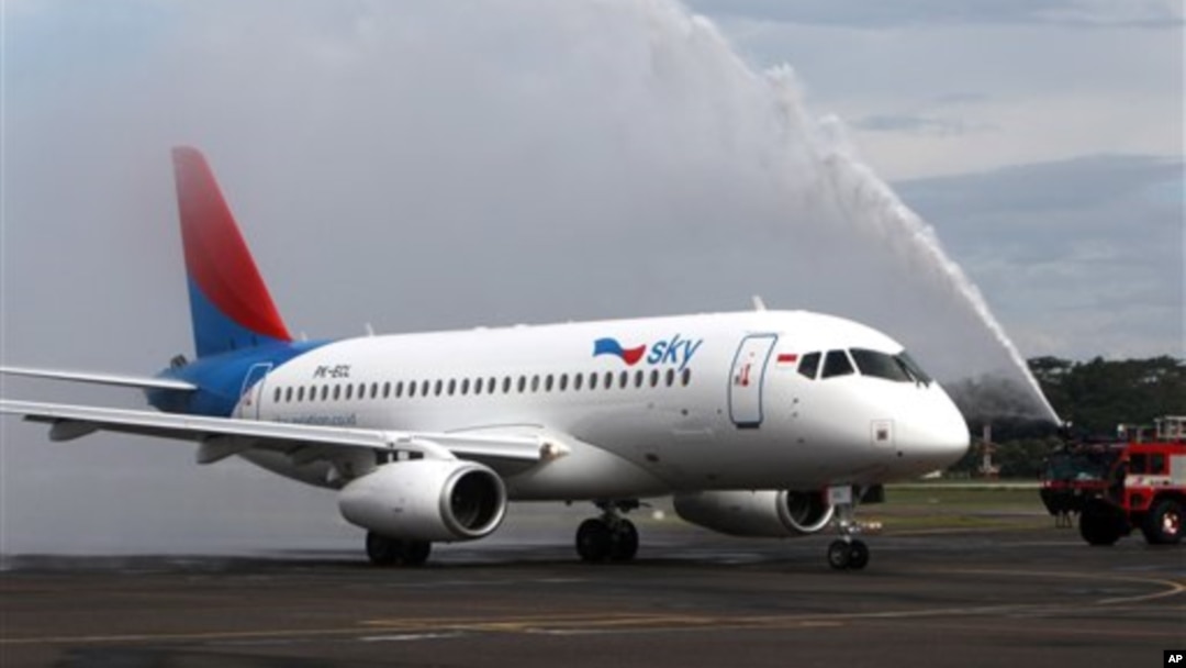 Sebuah truk pemadam kebakaran menyambut kedatangan Sukhoi Superjet 100 dengan menyemprotkan air ke badan pesawat tersebut setibanya di bandara Halim Perdanakusumah, Jakarta (28/2). Satu dari 12 armada Sukhoi Superjet 100 milik maskapai Sky Aviation telah tiba di Indonesia, sembilan bulan pasca jatuhnya pesawat jenis ini di gunung Salak.