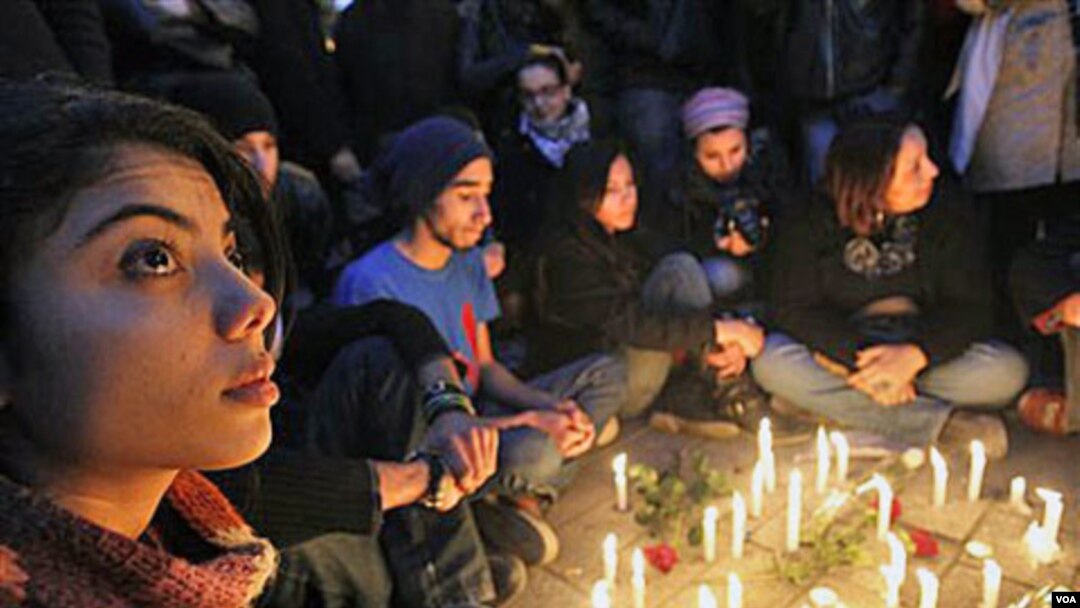 Anak-anak muda Tunisia berkumpul untuk mengenang para demonstran yang tewas dalam aksi-aksi demonstrasi menggulingkan Presiden Ben Ali di Tunis (1/22).