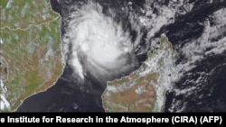 O ciclone Chido sobre Mayotte (C), a oeste de Madagáscar e a leste de Moçambique. Imagem de satélite, 14 dezembro 2024