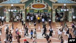 Para pengunjung tiba di Disneyland, Tokyo, saat dibukanya kembali taman tersebut di Urayasu, dekat Tokyo, 1 Juli 2020. (Foto: dok).